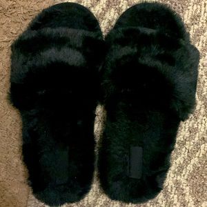 Size S victoria secret fuzzy slippers. brand new, never been worn